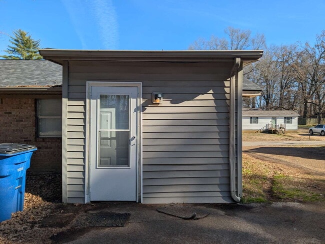 Building Photo - 120 Willow Ln