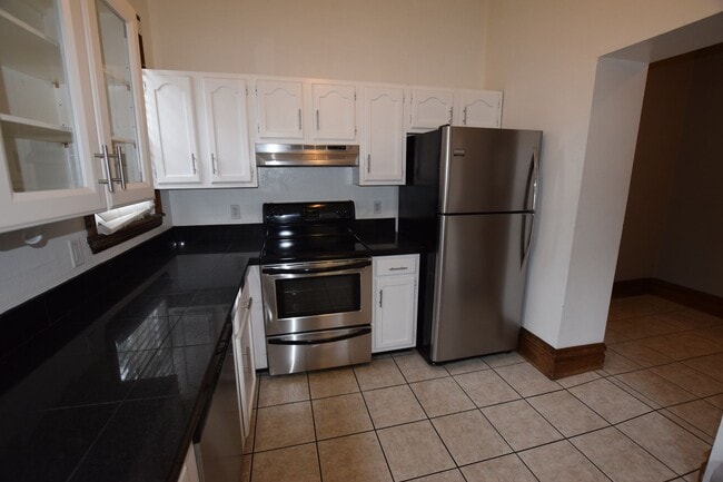 Building Photo - Spacious, Beautiful 1 Bed/1.5 Bath Condo i...