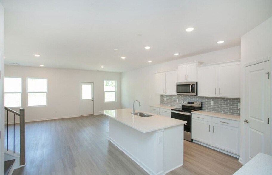 Building Photo - 448 Jet Strm Dr