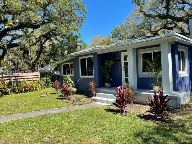 Building Photo - 2338 SW 17th Ave