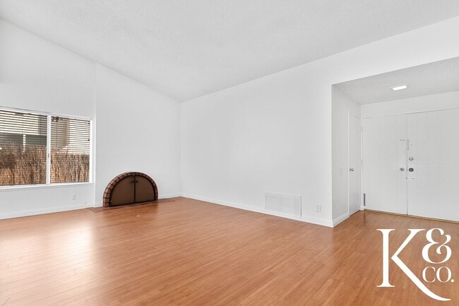 Building Photo - 559 W Avenida De Las Flores