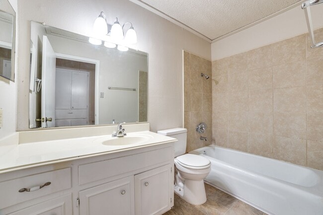 Building Photo - Charming 2-bedroom, 1.5 bath townhome in t...