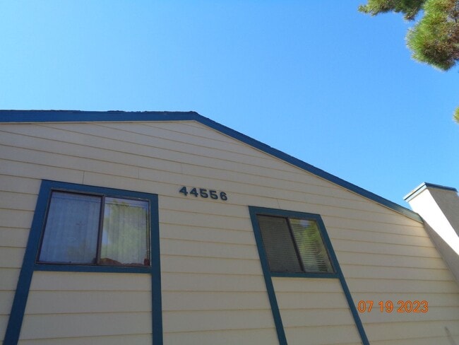 Building Photo - 2 Story 2 Bedroom Condo in the Willow Creek Condo Complex