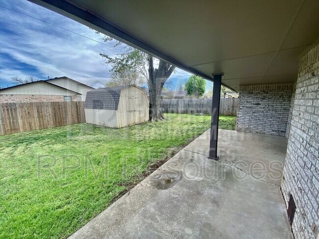 Building Photo - 913 Clear Creek
