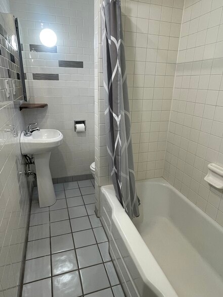 Building Photo - 440 E 42nd St