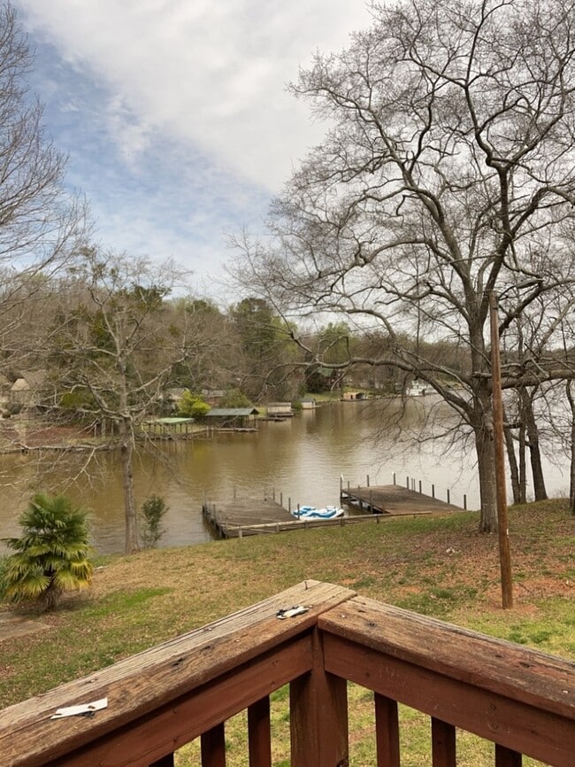 Building Photo - Broadway Lake Townhouse Style Apartment
