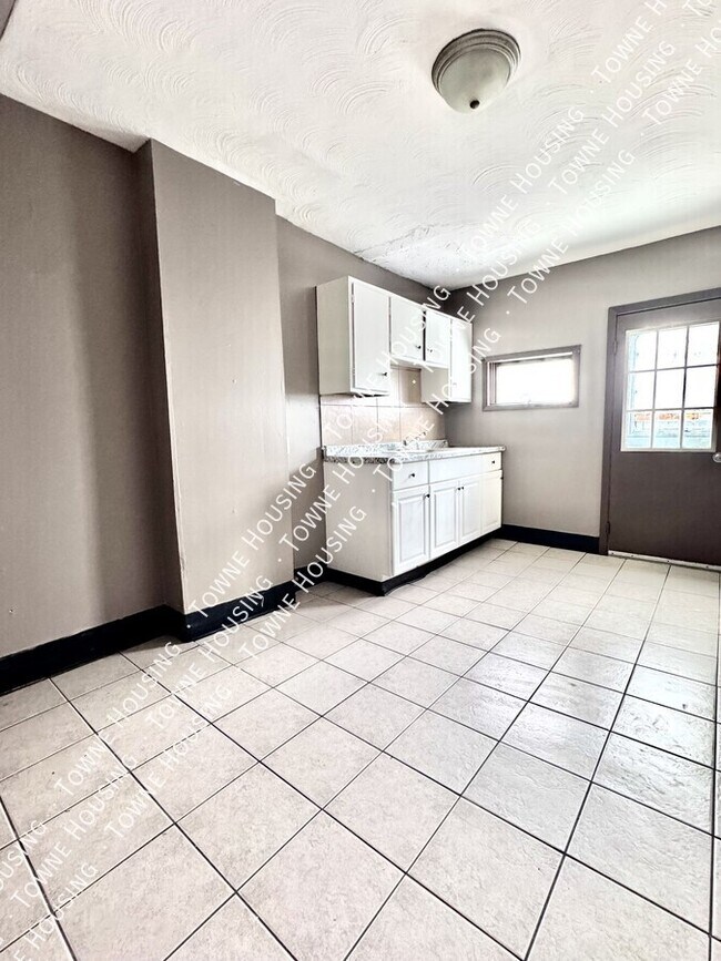 Building Photo - 10 Parkview Ave