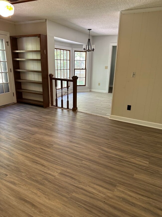 Building Photo - Beautiful 4 Bedroom 2 baths 2 car garage