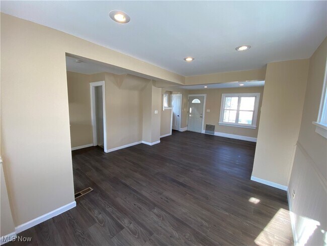 Building Photo - 5161 Greenhurst Dr