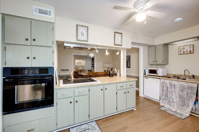 Building Photo - Fully Furnished Home