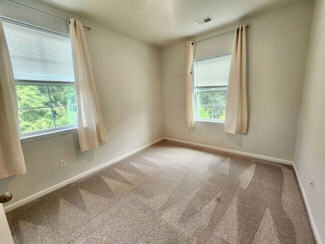 Building Photo - Well maintained end unit townhome in Grand...