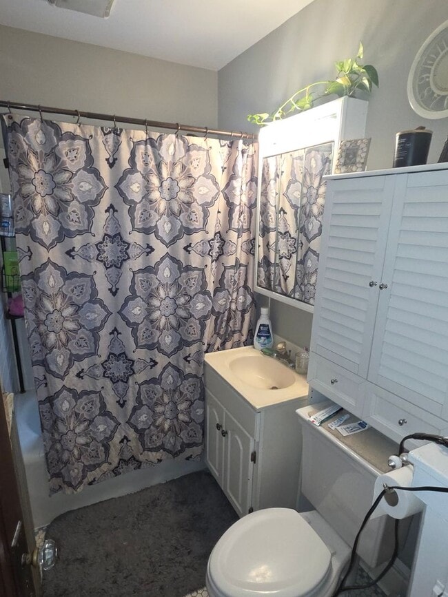 Building Photo - 3 bedroom Cudahy lower