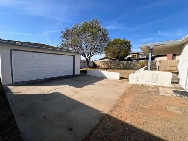 Building Photo - 4 Bedroom Home 2 Car Garage with Fenced Yard and Extra Parking