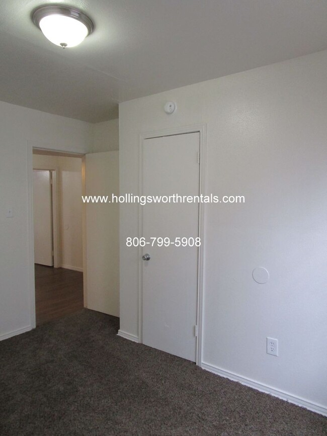 Building Photo - 3 Bedroom, 2 Baths, 2 living rooms with ex...