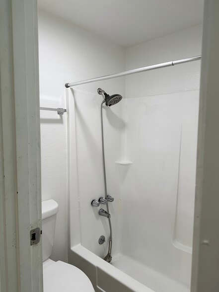 Master Ensuite Bath - 3031 Bridgeport Way W