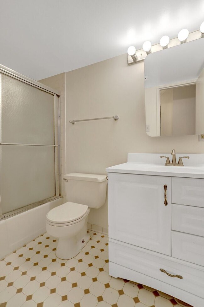 Building Photo - Studio Condo with all utilities included for rent!