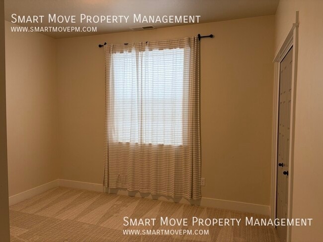 Building Photo - 2100 N Woodcreek St