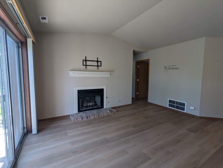 Building Photo - 245 Memory Ln