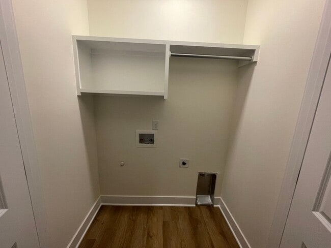 Building Photo - 3809/11 Bluelake