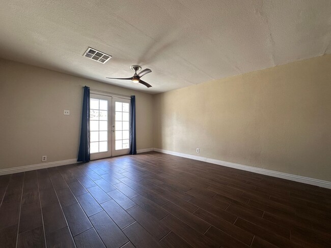 Building Photo - 2 BED 2 BATH WITH A HUGE BACKYARD IN THE H...