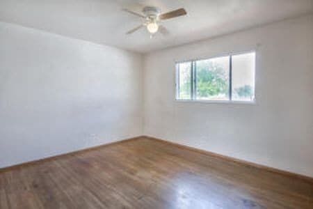 Building Photo - Charming home in great neighborhood