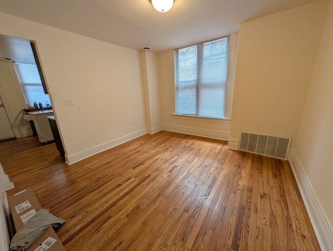 Building Photo - Wicker Park 2 BR, Prime Location, Fully Renovated