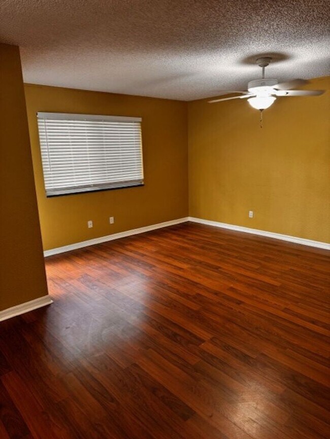 Building Photo - Luxury 3 bedroom 2 bathroom townhome avail...