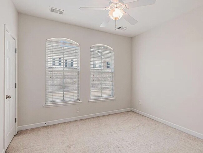 Building Photo - Market Common townhouse with garage!!