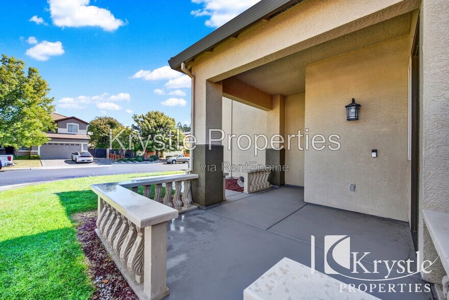 Building Photo - 824 Cedarcrest Dr