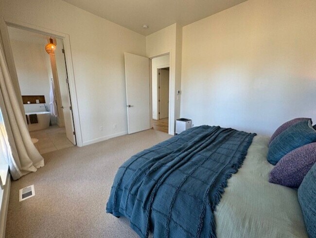 Building Photo - Gorgeous new home in Discovery West