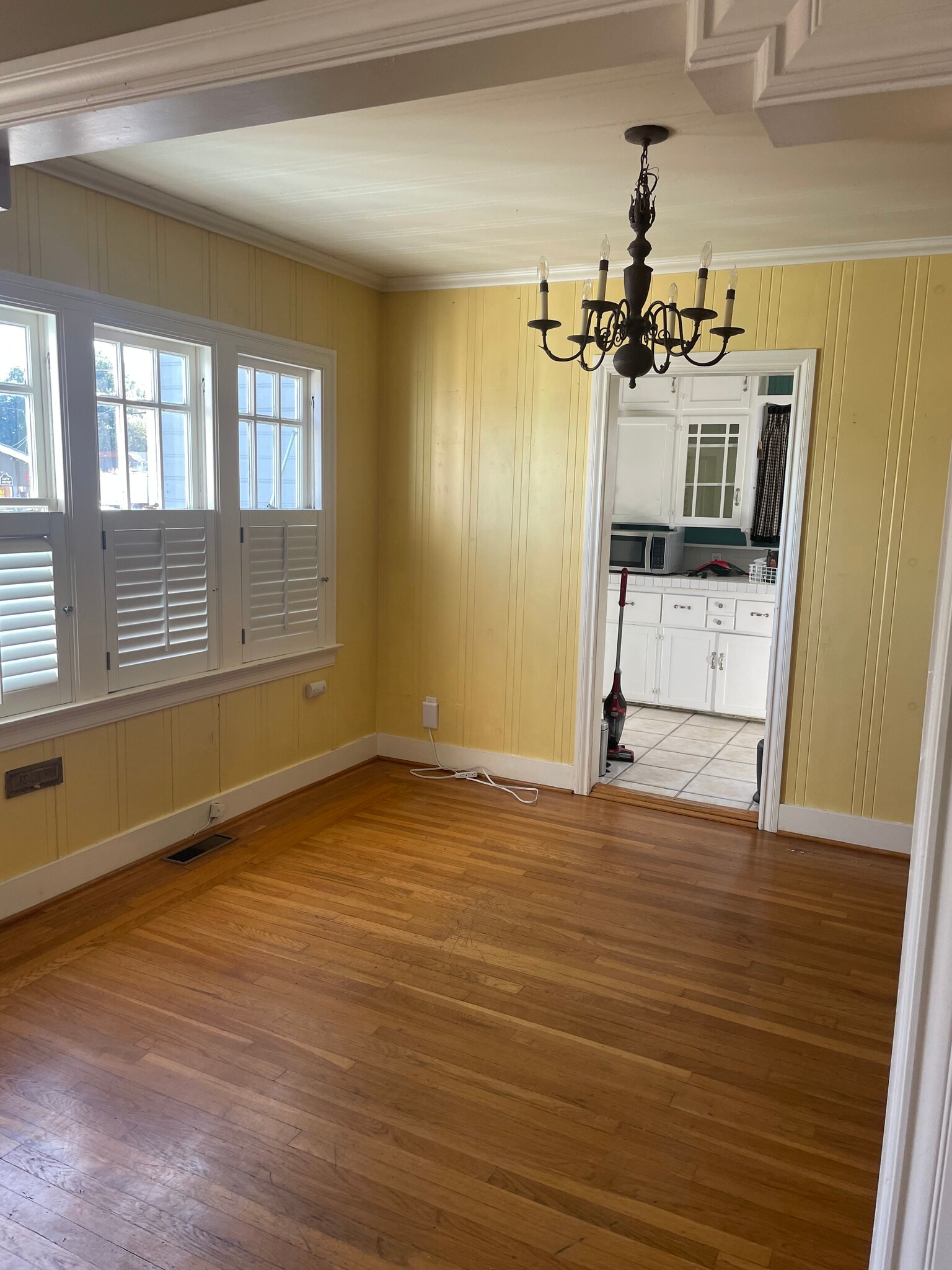 Dining room looking into bedroom. - 920 Gravenstein Ave