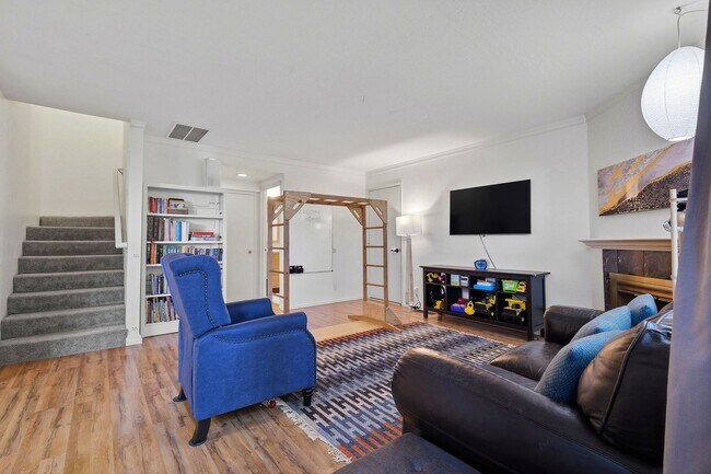 Building Photo - 3 Bedroom Condo in Watsonville! $1000 move in incentive!