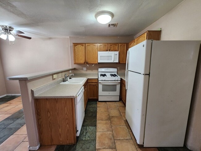 Building Photo - Beautiful 3 Bedroom & 2 1/2 Bath Condo.