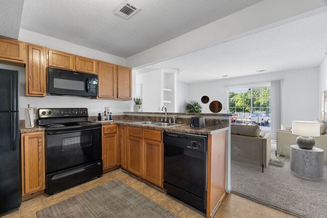 Three Bedroom - 3 Bed / 2 Bath - 989 Sq.Ft. - Park at Olathe Station