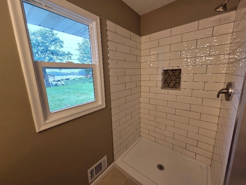 Building Photo - 3311 Interlachen Dr NE
