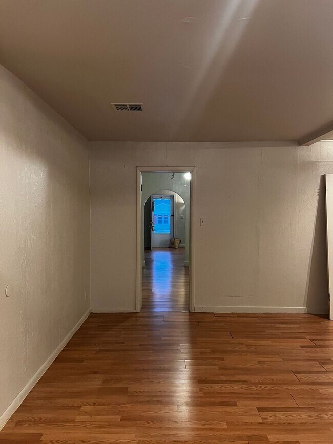 Building Photo - 1613 E Park Pl