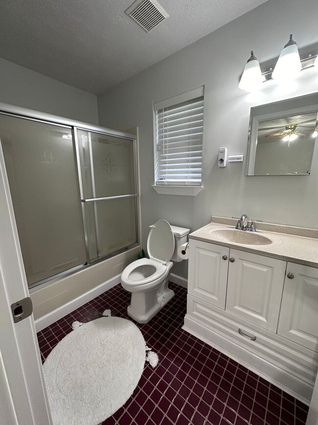 Building Photo - Convenient to Tyndall, less than a block t...