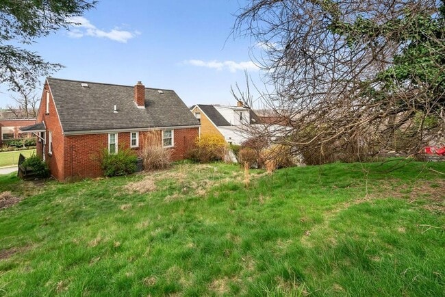 Building Photo - Recently Updated Single Family 3 Bedroom Home.  Available June 10th!