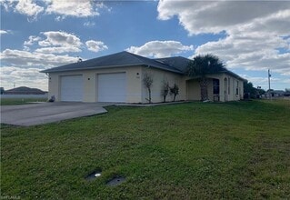 Building Photo - 2 Bedroom plus a DEN 2 Bath 1 Car Garage Duplex Cape Coral
