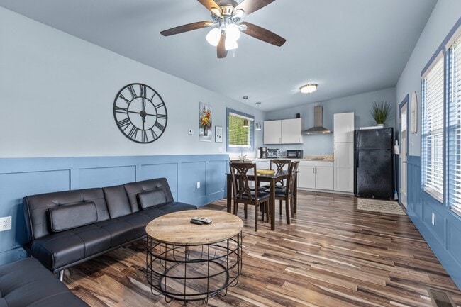 Building Photo - 2110 Las Flores Ln