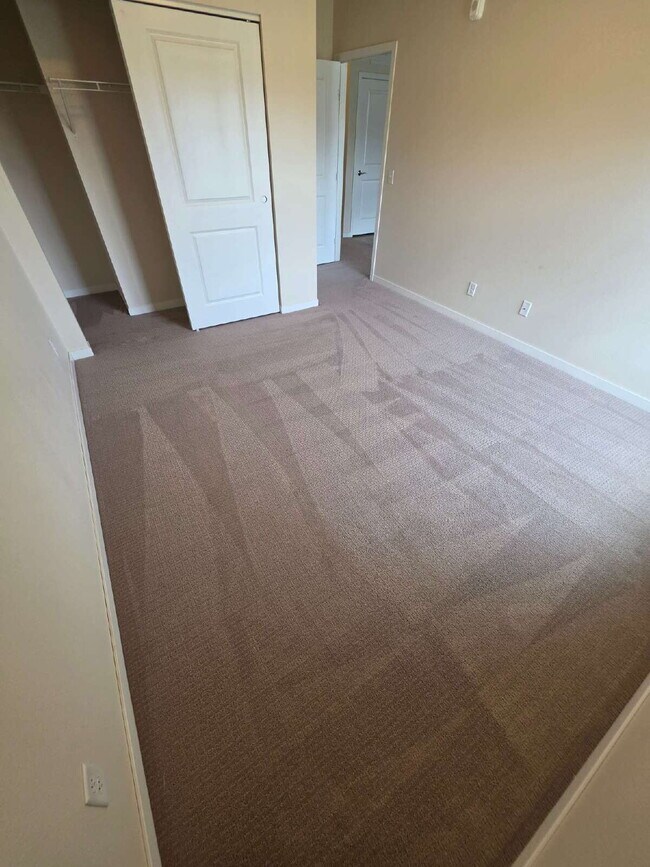 Building Photo - 2 Bedroom | 1 Bathroom 3rd Floor Apartment Available RIGHT NOW!