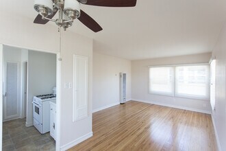 Building Photo - Charming 1 BR Corner Unit With Onsite Laun...