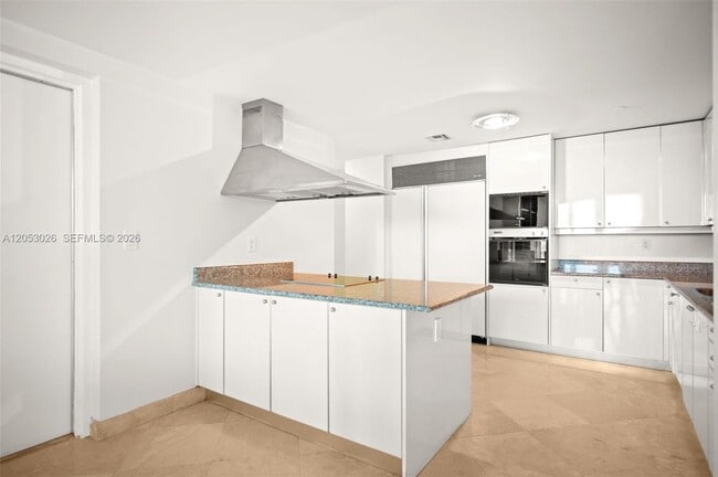 Building Photo - 1643 Brickell Ave