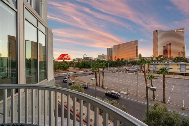 Building Photo - Fabulous Highrise Condo with Stripe Views!