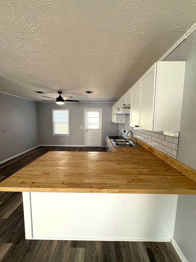 Building Photo - 608 22nd Ave N