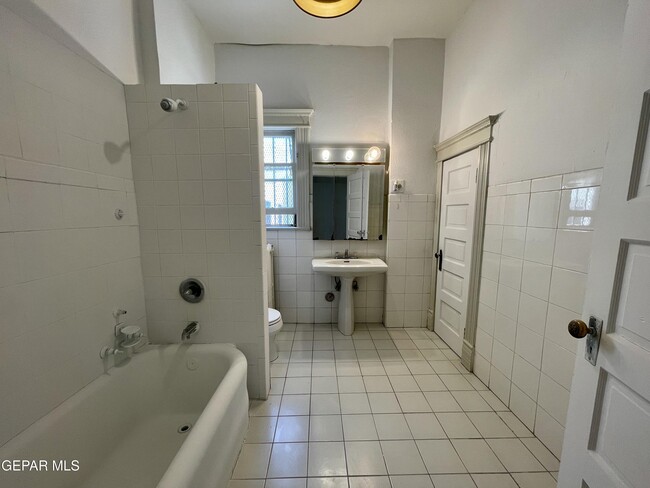 Building Photo - 901 E Rio Grande Ave