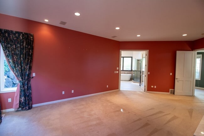 Building Photo - 4bd/4ba Bellevue Home