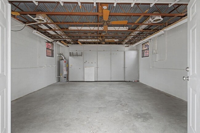 Building Photo - Mid Century Modern in Donelson with 4 bed 2bath, pet friendly, 2 car garage, and potential music ...