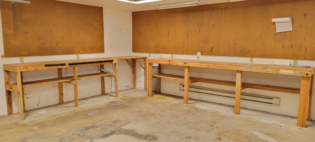 Building Photo - LARGE HOME ON QUIET STREET NEAR HOSPITAL