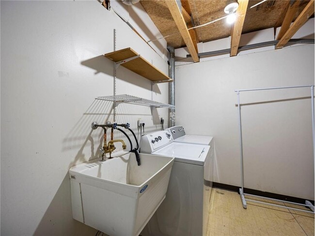 Building Photo - 5535 Lindsay St